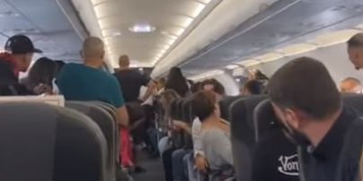 Пасажири були шоковані: жінка народила просто в літаку (відео)