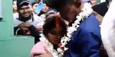 Наречена була розгублена: пара одружилася у вагоні потяга (відео)