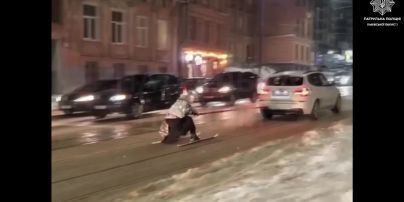 У Львові "бабуся"-ухилянт катався на лижах, прив'язаних до автомобіля 