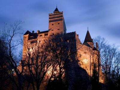 Знаменитый замок Дракулы во всем великолепии. Фото