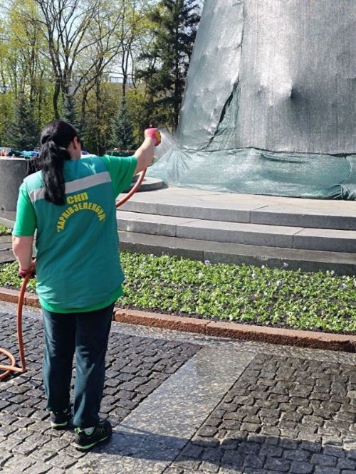 У саду Шевченка в Харкові  садять квіти (фото)