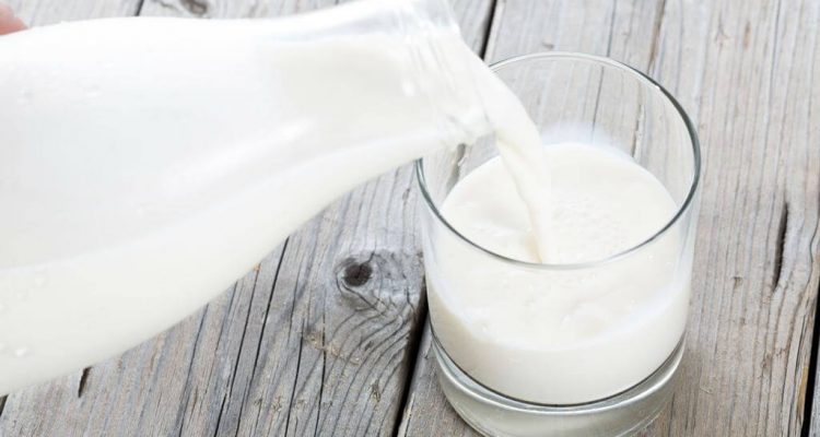 Скільки молока безпечно пити дорослій людині?