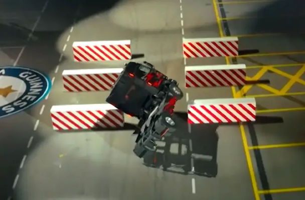 Каскадер шокував небезпечним трюком на вантажівці та встановив рекорд: що він зробив (відео)