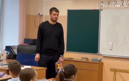 У Росії тричі судимого зека запросили провести урок мужності у молодших класах: відео