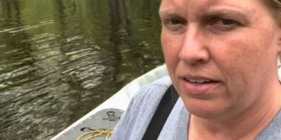 Жінці доводиться пливти річкою з алігаторами, щоб винести сміття – відео