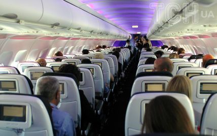 Хтива парочка зайнялася сексом просто на борту літака на очах у пасажирів (фото)