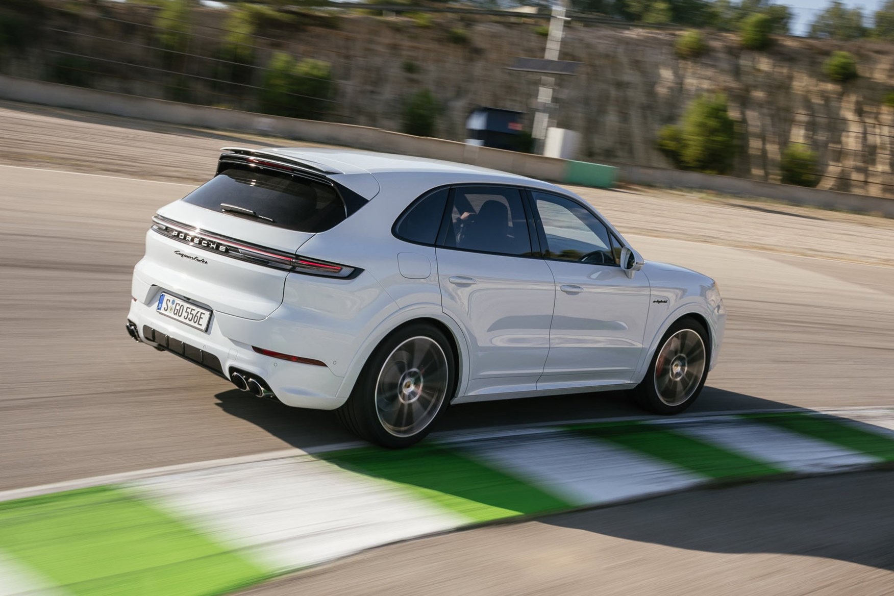 Огляд Porsche Cayenne S E-Hybrid: дизайн, характеристики та враження від водіння