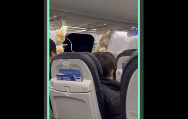 Розбите вікно в пасажирському літаку / © скриншот з відео
