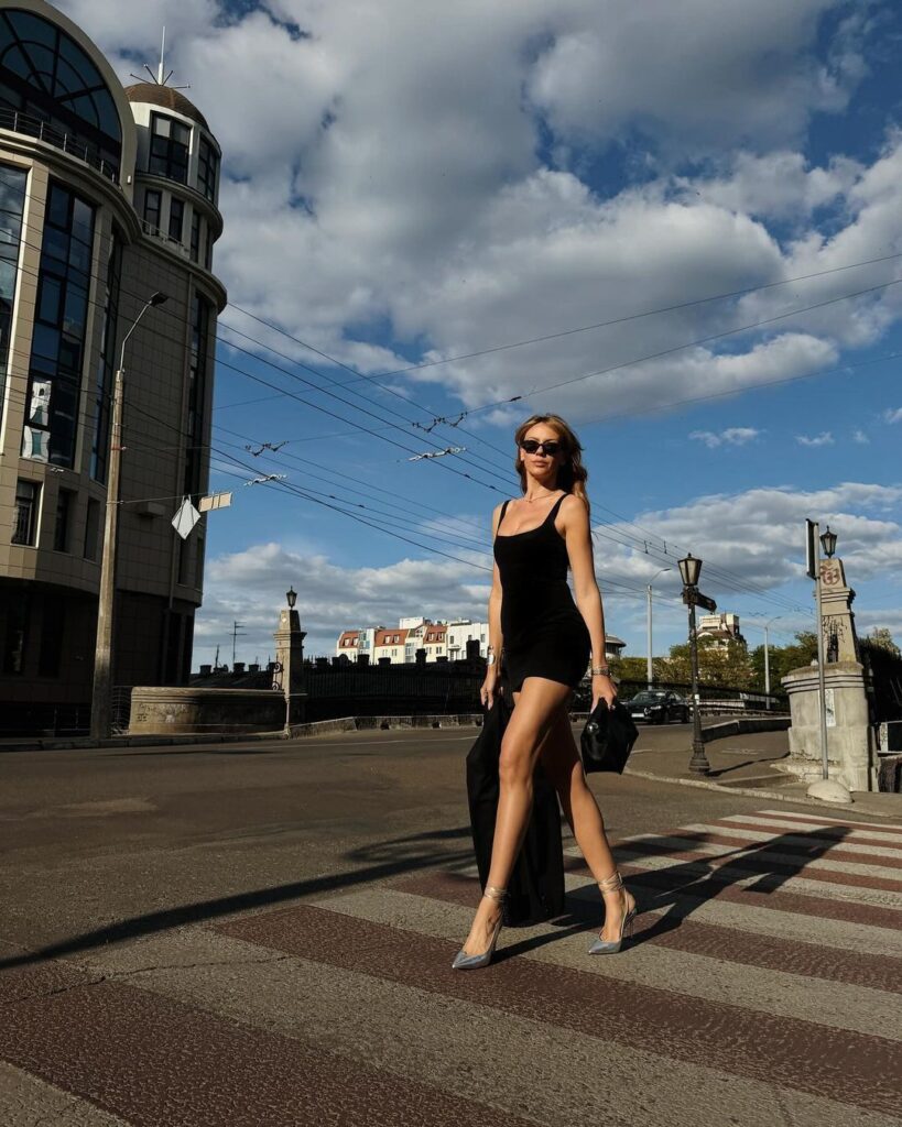 Леся Нікітюк у коротенькій сукні спричинила фурор в Одесі своїми нескінченно довгими ніжками