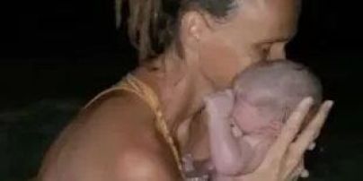 Жінка народила дитину під час купання в морі о другій ночі – відео
