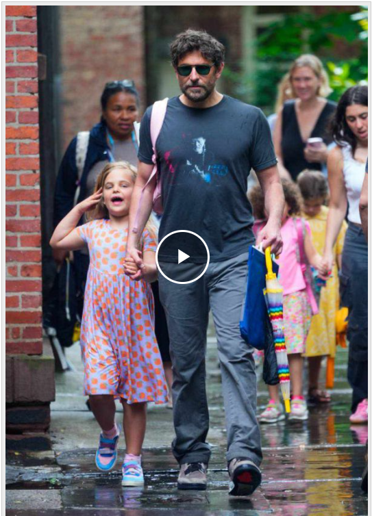 Мила парочка: Бредлі Купер гуляє вулицями Нью-Йорка з дочкою (фото)