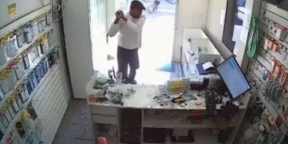 Клієнт розгромив магазин мобільних телефонів кувалдою через рахунок за ремонт у 1200 грн – відео