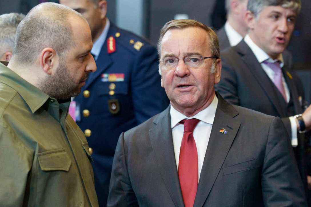 Министр обороны Украины Рустем Умеров говорит с министром обороны Германии Борисом Писториусом во время заседания Совета Украина-НАТО 13 июня