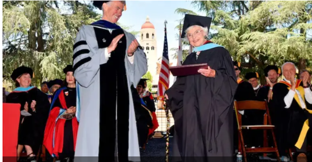 Присутні "вибухнули" оваціями: у США 105-річна жінка здобула ступінь магістра 