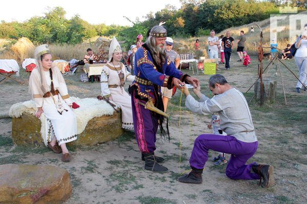 У Каменной могилы в День степи устроили бои рыцарей (фото)