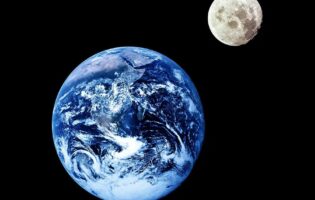 Вчені пояснили, чому у землі один супутник