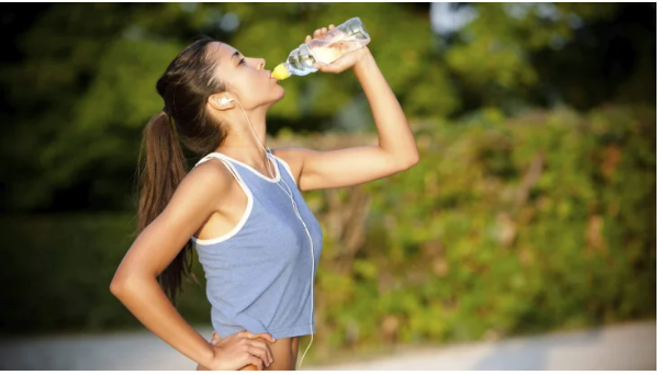Як частіше пити воду: 7 порад, які покращать стан здоров'я