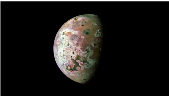 Зонд NASA Juno обнаружил лавовые озера на вулканическом спутнике Юпитера Ио