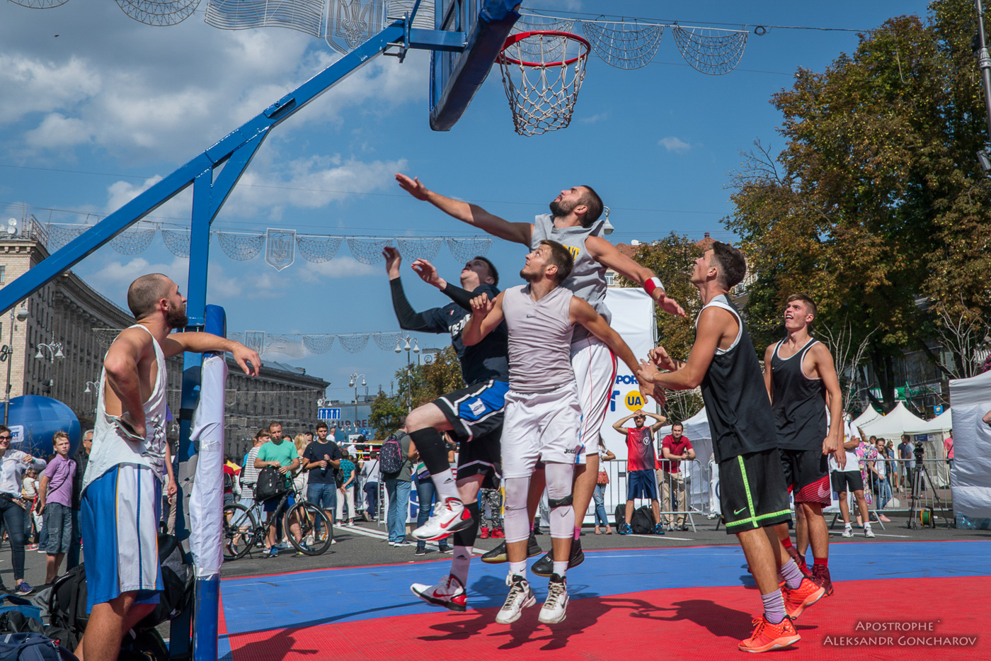 Центр Киева заняли спортсмены: яркие фото с воздуха