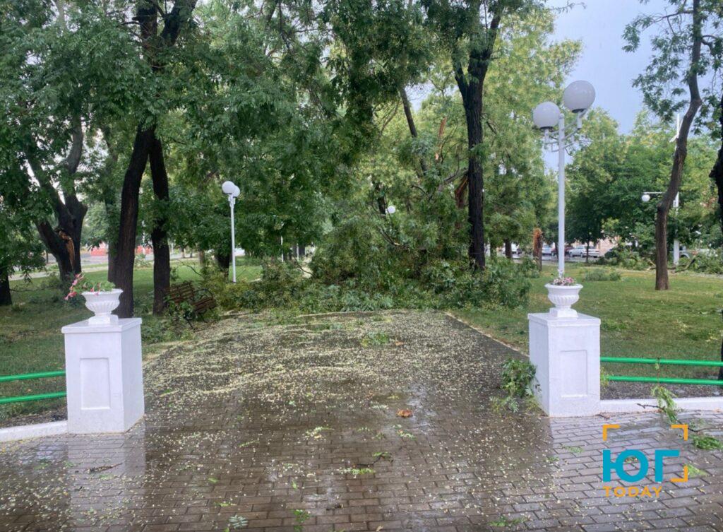 В Ізмаїлі пройшов дощ та ураганний вітер, в районі чутно грім (ФОТО)