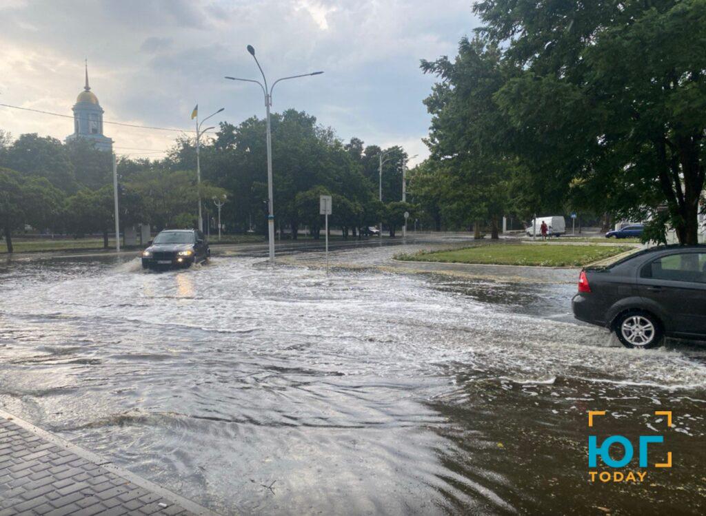 В Измаиле прошел дождь и ураганный ветер, в районе слышен гром (ФОТО)