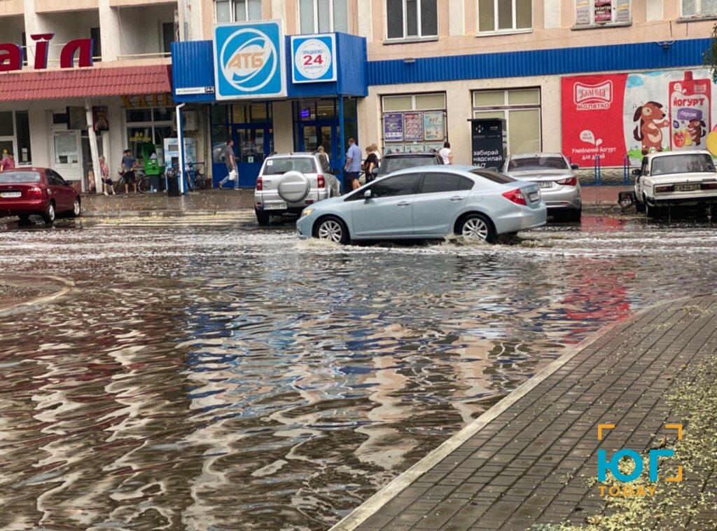 В Ізмаїлі пройшов дощ та ураганний вітер, в районі чутно грім (ФОТО)