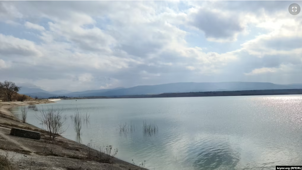 На Тайганському водосховищі через обміління з'явилися коса та острів (фото)