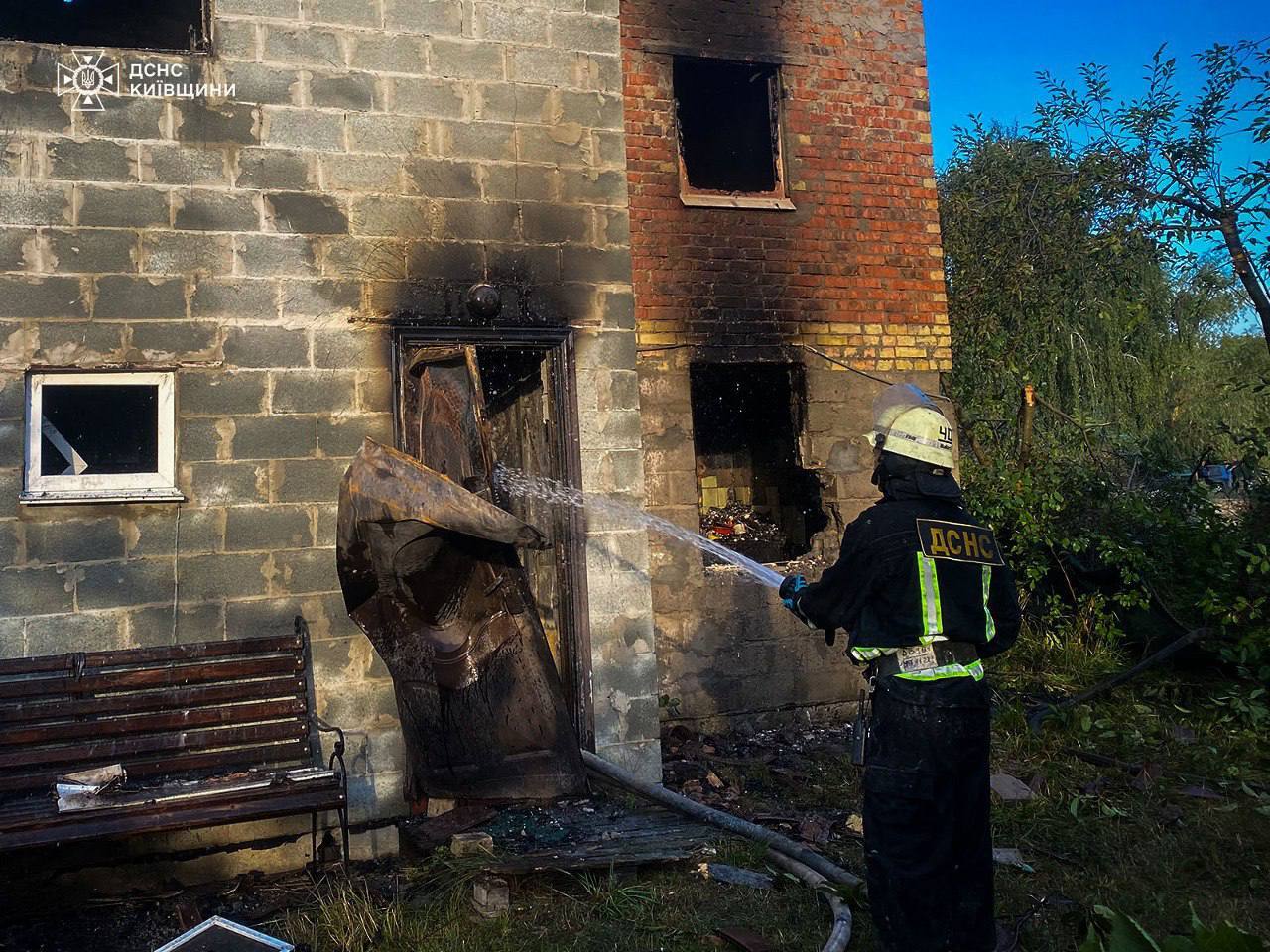  На Київщині уламки «шахеда» впали на житлові будинки: подробиці (фото)