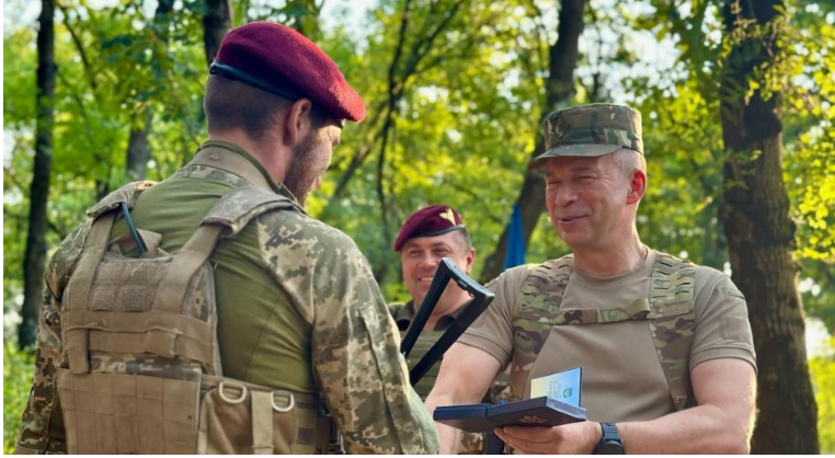 Головком ЗСУ вручив нагороди воїнам 25-ї Січеславської бригади, які стримують ворога на Покровському напрямку (ФОТО)