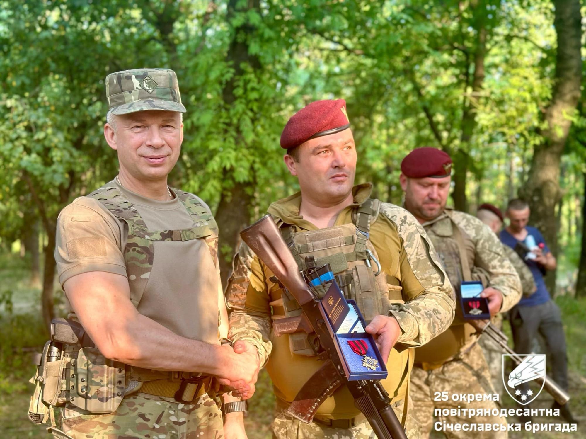 Головком ЗСУ вручив нагороди воїнам 25-ї Січеславської бригади, які стримують ворога на Покровському напрямку (ФОТО)