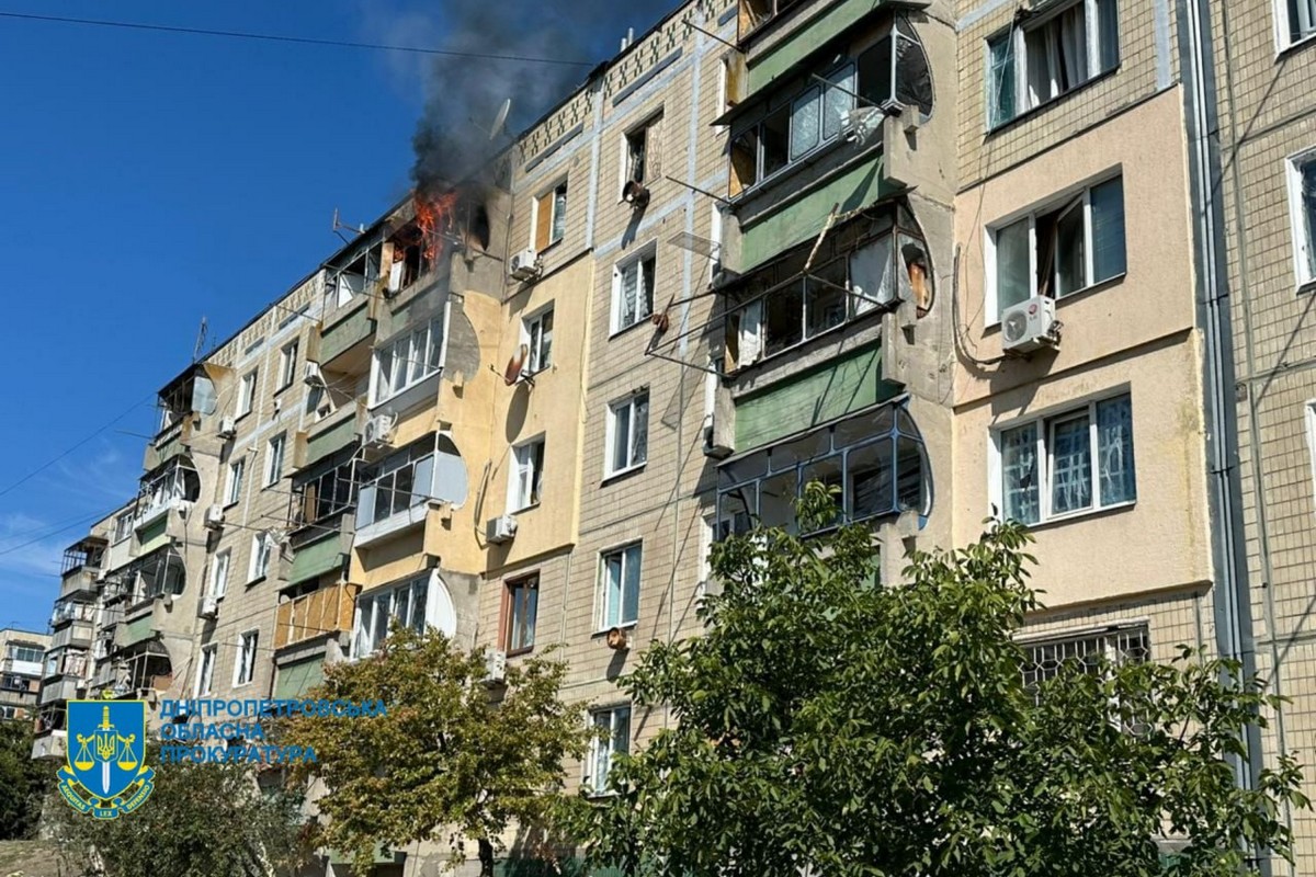 Двоє загиблих і постраждалий у Нікополі, понівечено школу, коледж, автобуси - прокуратура (фото)