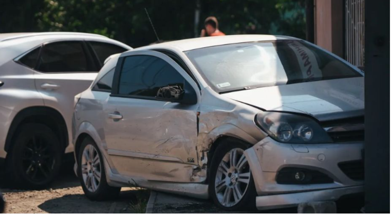 У Дніпрі автівка врізалась у магазин, є постраждалий (ФОТО)