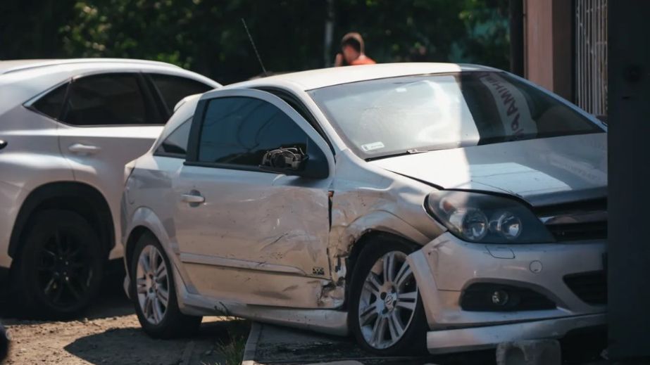 У Дніпрі автівка врізалась у магазин, є постраждалий (ФОТО)