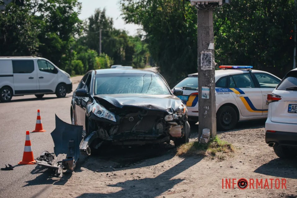 У Дніпрі автівка врізалась у магазин, є постраждалий (ФОТО)