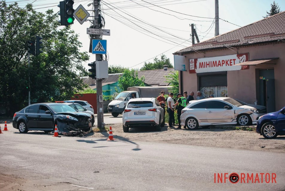 У Дніпрі автівка врізалась у магазин, є постраждалий (ФОТО)