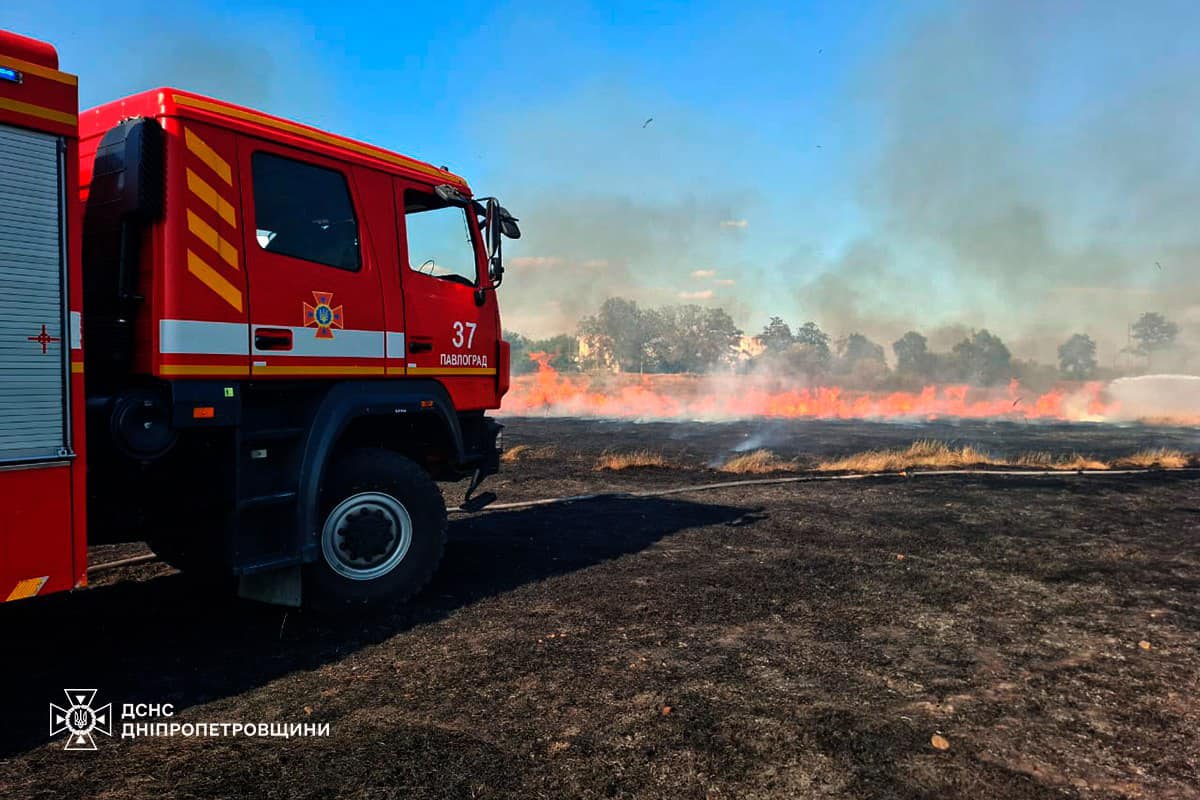 У Дніпрі автівка врізалась у магазин, є постраждалий (ФОТО)