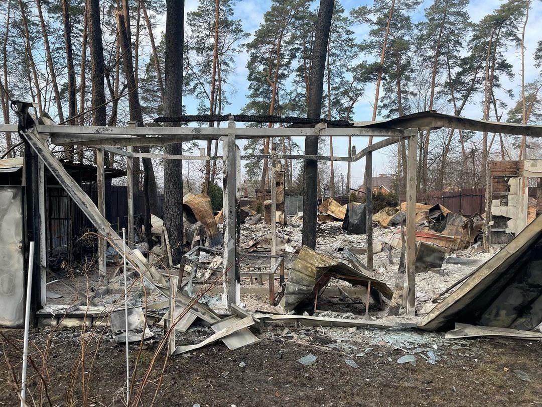 Залишилося створити ландшафт та завезти меблі: як виглядає відновлений будинок Валерія Харчишина в Гостомелі