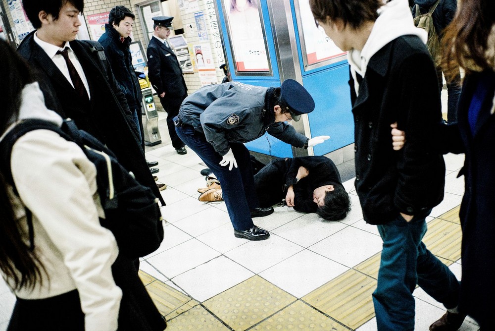 Пьяные японцы спят на городских улицах