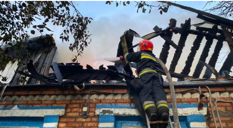 На Никопольщине огонь охватил крышу дома (ФОТО)