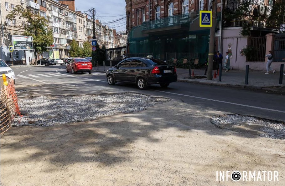 Провал ґрунту на Харківській: яму засипали, але проїзд усе ще ускладнений (ФОТО)