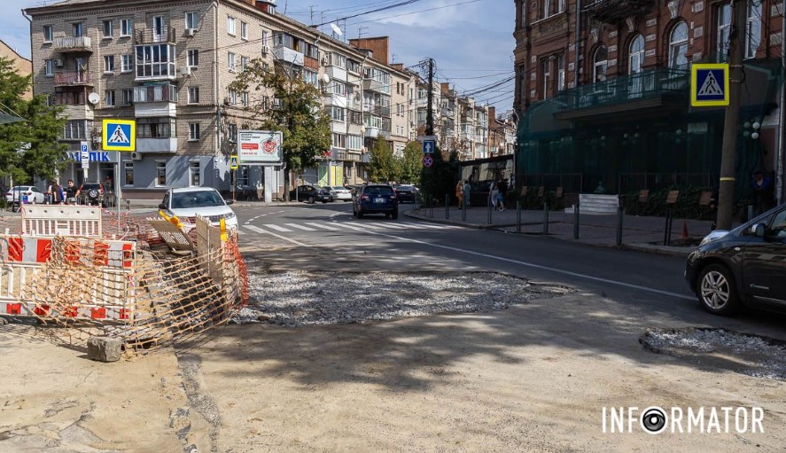 Провал ґрунту на Харківській: яму засипали, але проїзд усе ще ускладнений (ФОТО)