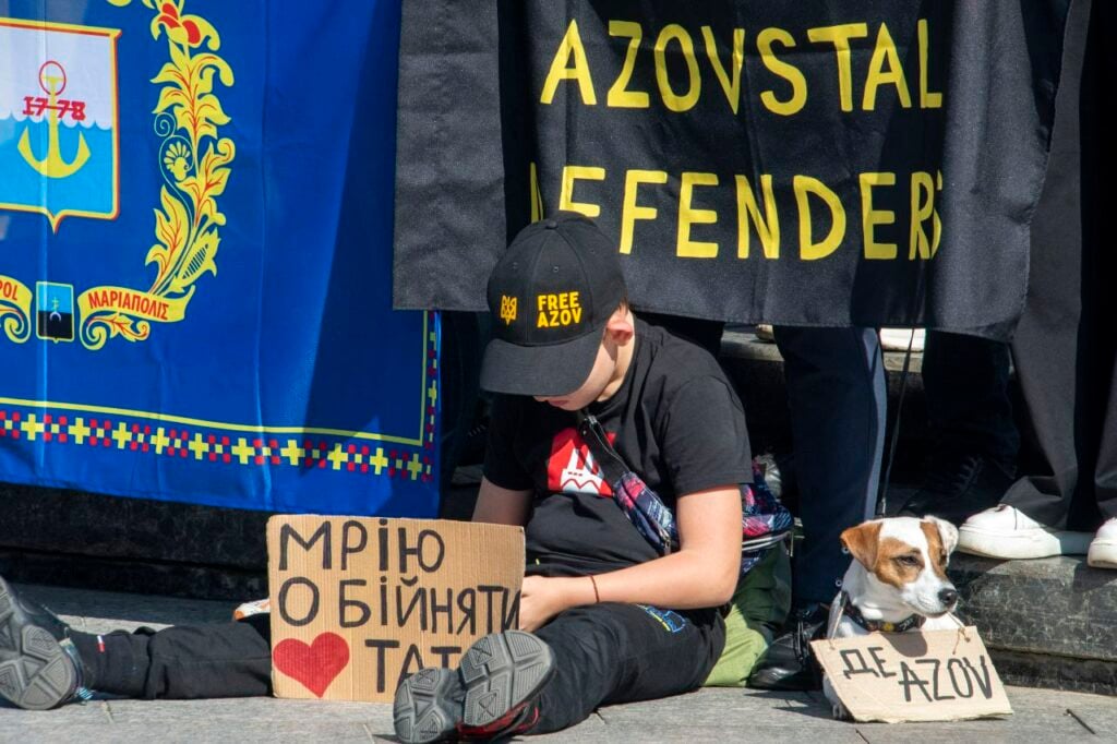 У Міжнародний день миру відбулися акції на підтримку полонених захисників Маріуполя (фото)