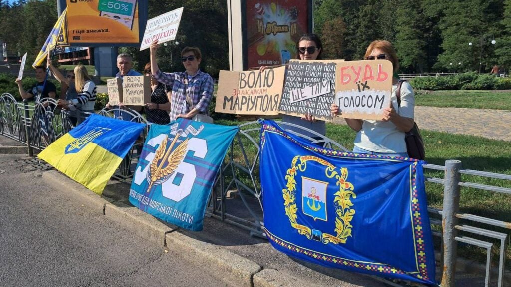 У Міжнародний день миру відбулися акції на підтримку полонених захисників Маріуполя (фото)