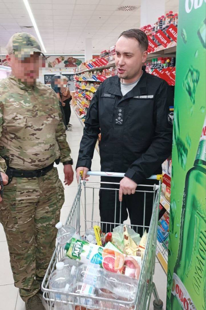 У мережі обговорюють фото Буданова з візочком у супермаркеті