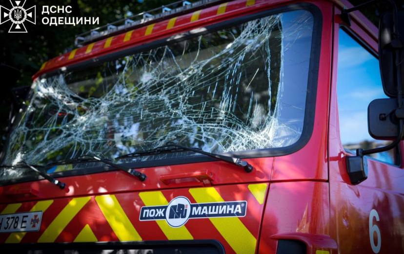 Рятувальники показали пошкоджену техніку внаслідок повторної ракетної атаки по Одещині