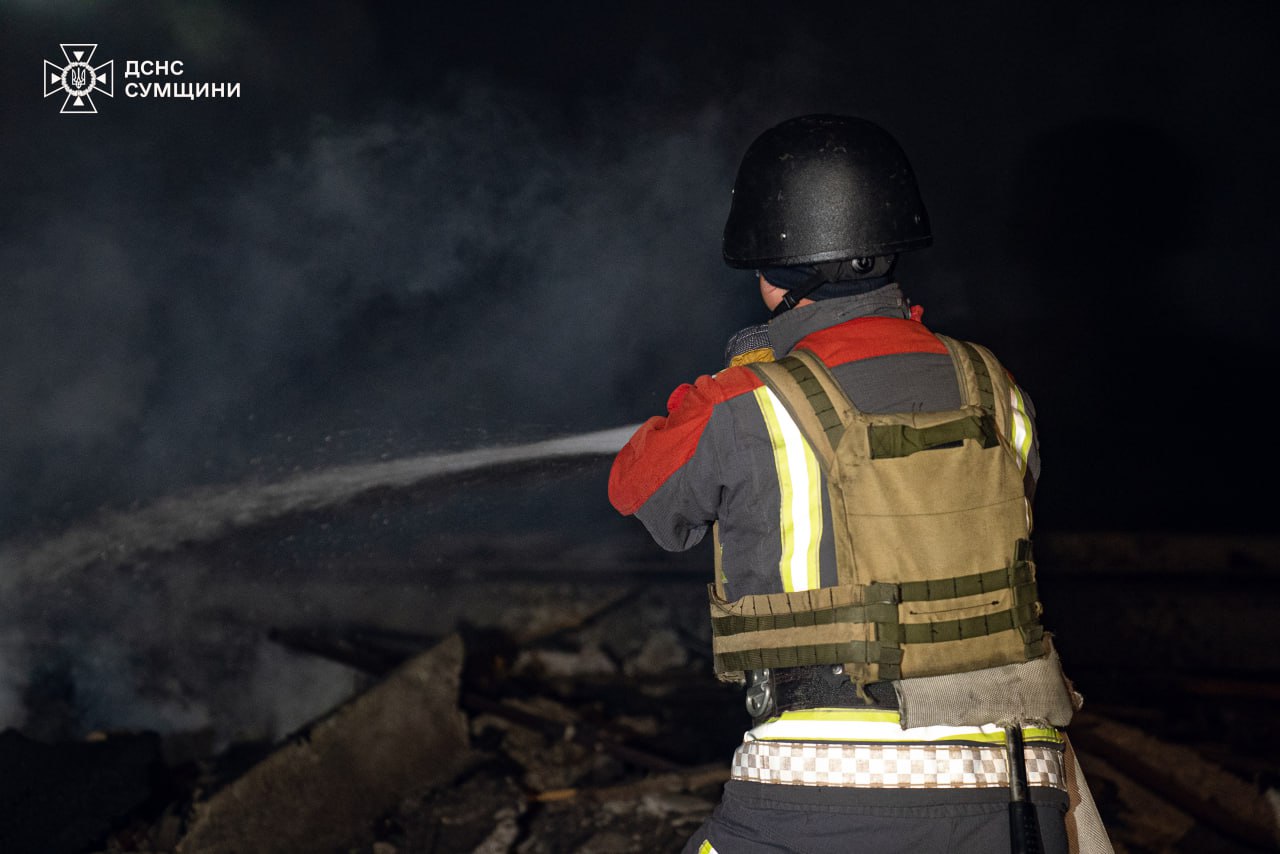 Рятувальники показали кадри з ліквідації наслідків нічних обстрілів у Сумах