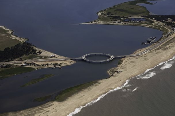 Щоб помилуватися красою краєвиду, на мосту є спеціальна пішохідна доріжка / © 