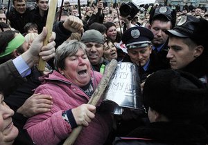 Митингующие под стенами парламента предприниматели призывают своих коллег в регионах прекратить работу