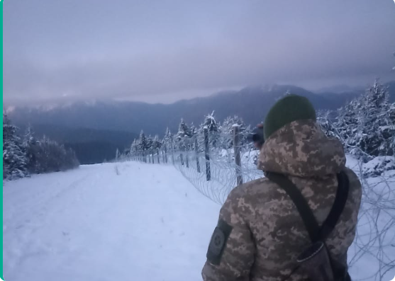 Карпатські гори вже вкрилися білосніжним покривалом, що знаменує початок зимового сезону в регіоні 