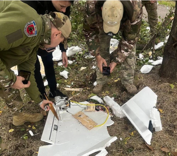 Біля однієї з черкаських шкіл виявили уламки ворожого БпЛА (ФОТО)